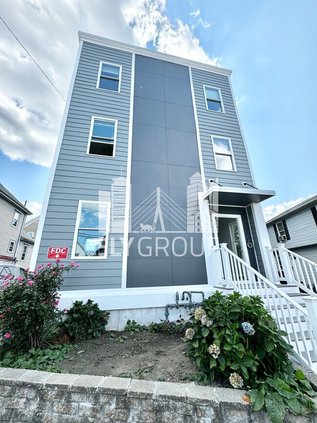 Building Photo - 595 Main St