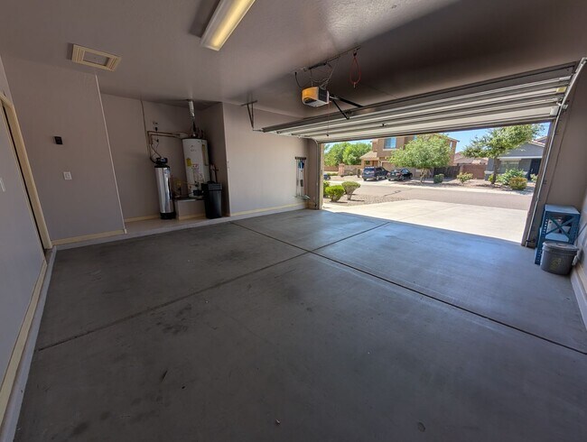 Building Photo - 4 Bedroom 3 Bathroom Circle Cross Ranch Home