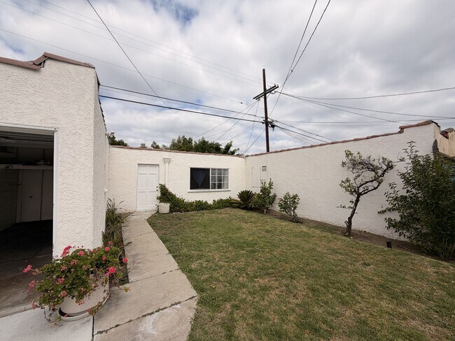 Building Photo - 7307 S Halldale Ave