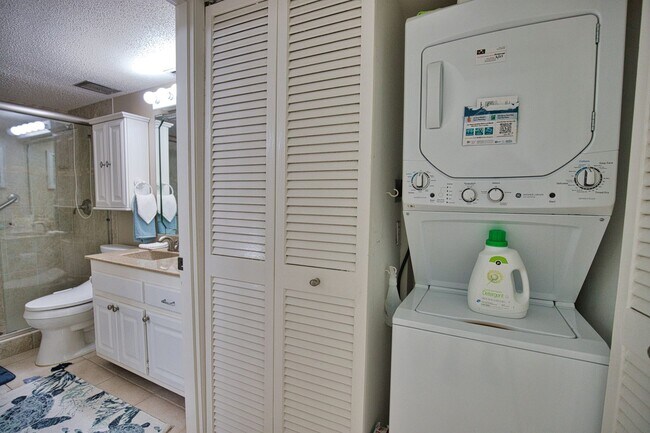 Building Photo - 1555 Tarpon Center Dr