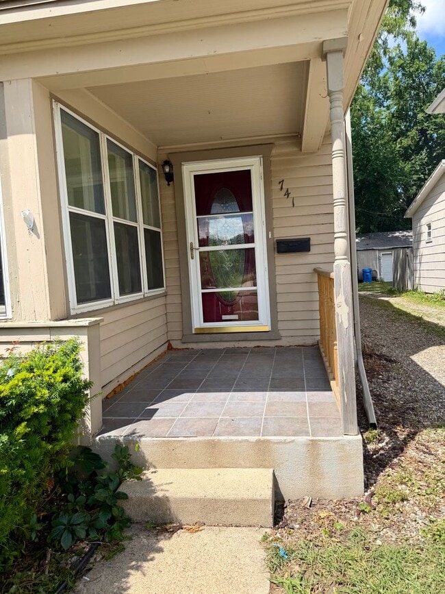 Building Photo - 3 Bed/1.5 Bath House For Rent with 2 Car Garage!