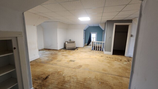 Building Photo - 3 Bed 1 Bath Home with Garage