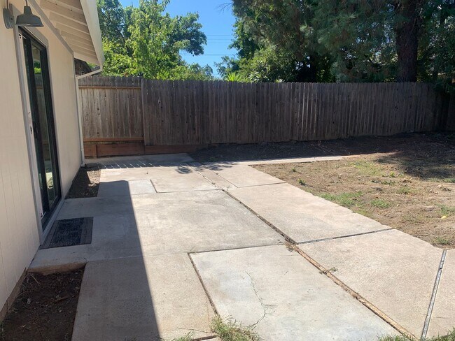 Building Photo - 5417 E Knoll Dr