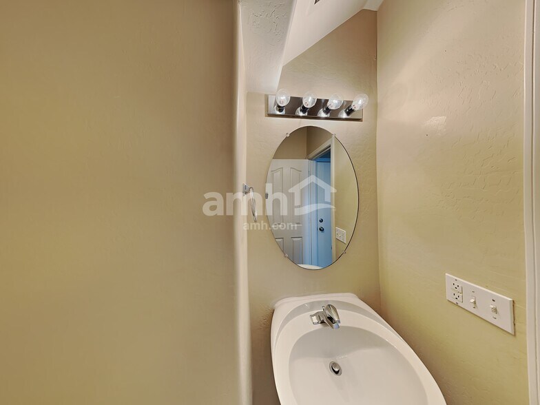 Building Photo - 3040 W Los Gatos Dr