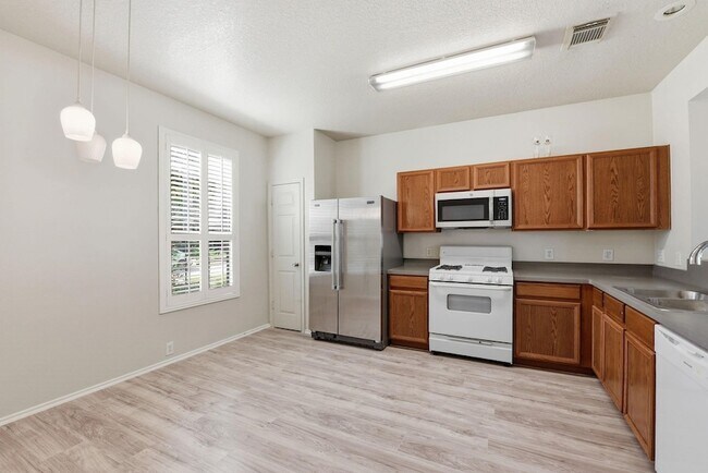 Building Photo - 9631 Coyote Creek Dr