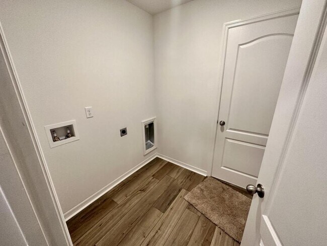 Building Photo - 29 Pineland Ln