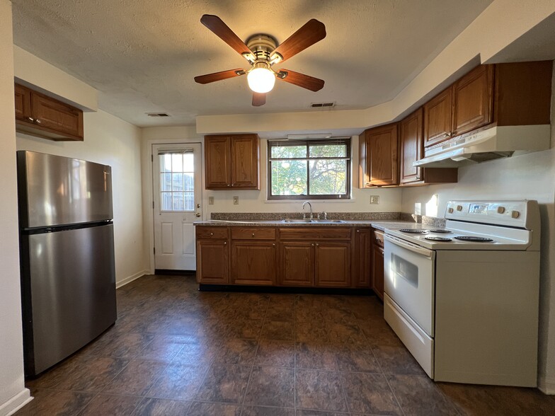 Kitchen - 1608 Briedweng Ave