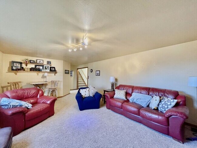 Building Photo - Large 3 bedroom home with gorgeous views i...