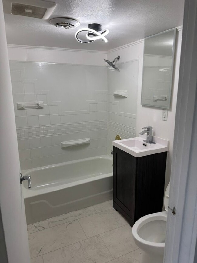 Building Photo - Nice 3-Bedroom Single Family Home Availabl...