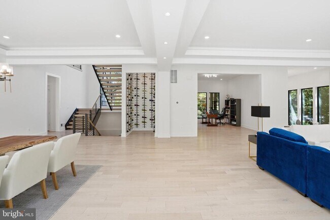 Building Photo - 1513 Oakview Dr