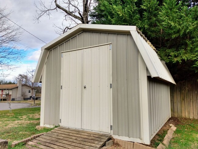 Building Photo - Maryville 37803 - COMING SOON! 3 bedroom, 2 bath, split floor plan home with a 2-car garage - Cal...