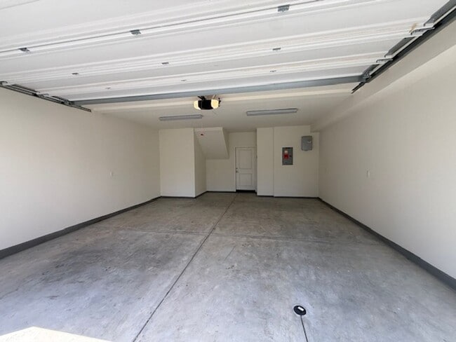 Building Photo - BEAUTIFUL BRAND NEW TOWNHOME IN STANTON FOR LEASE