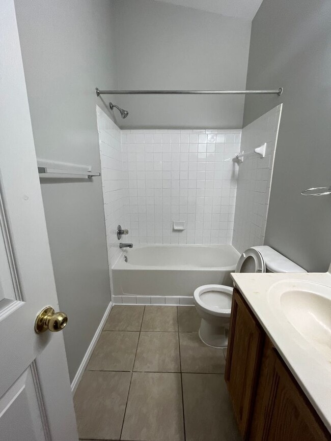 Building Photo - 3 bedroom townhome available near Largo To...