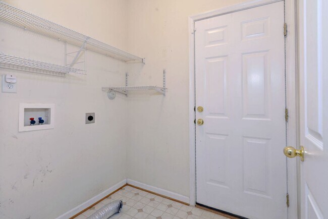 Building Photo - Spacious Duplex in Willow Lakes