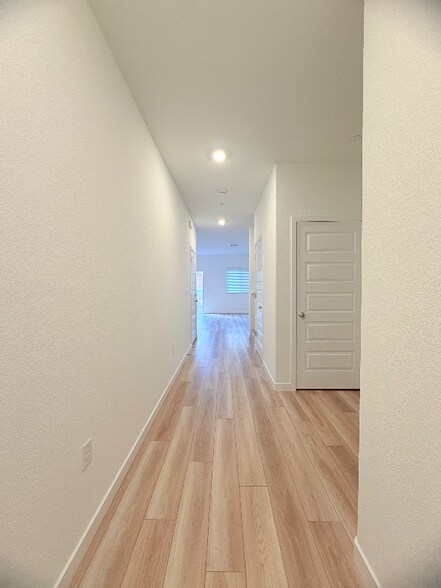 Building Photo - 1486 Sea Holly St