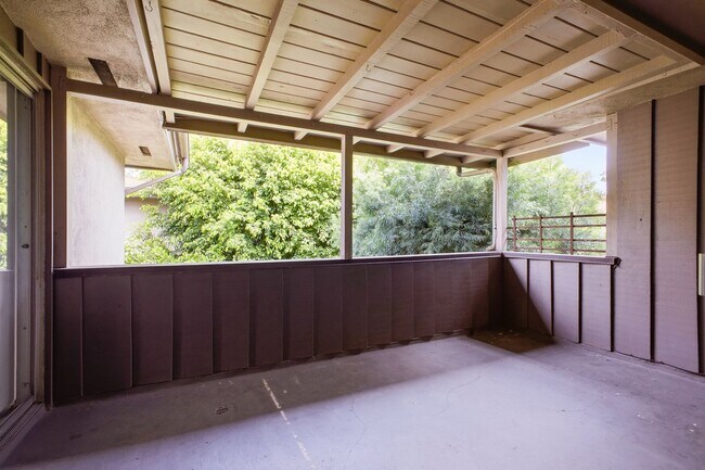Building Photo - Bright & Spacious 2 Bed / 2 Bath Across from Caltech