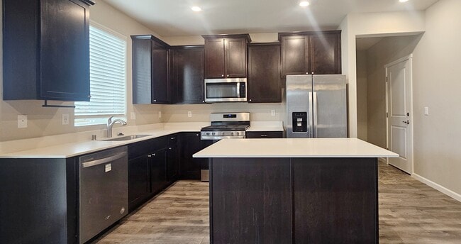 Building Photo - 640 Vickie Ln N