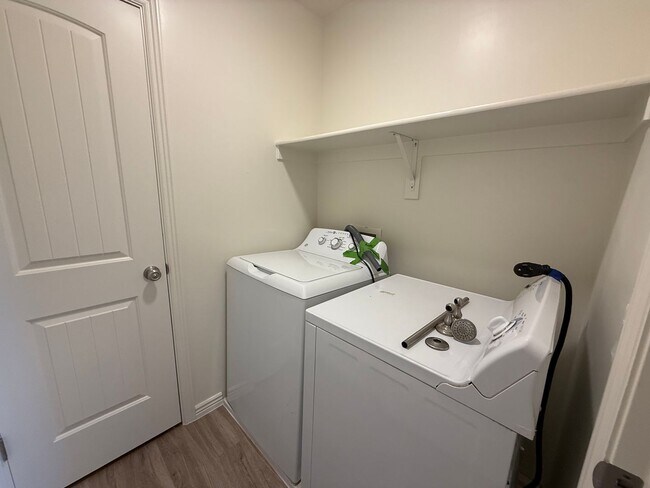 Building Photo - Remodeled 3 Bed / 2.5 Bath Townhome in Great Location