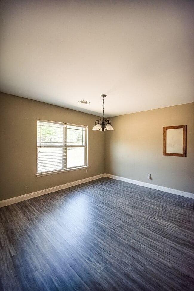 Building Photo - Beautiful home available from May 10!