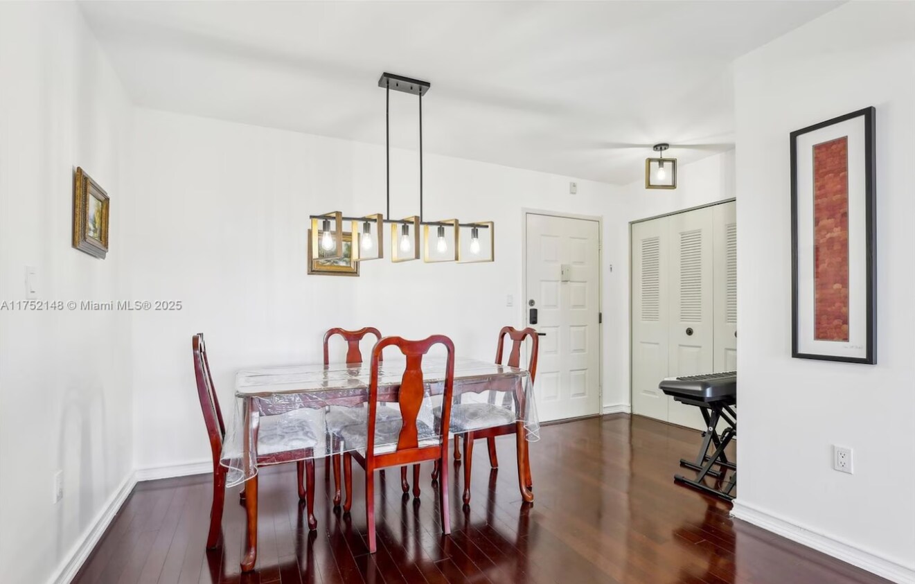 Dining area - 5570 NW 44th St