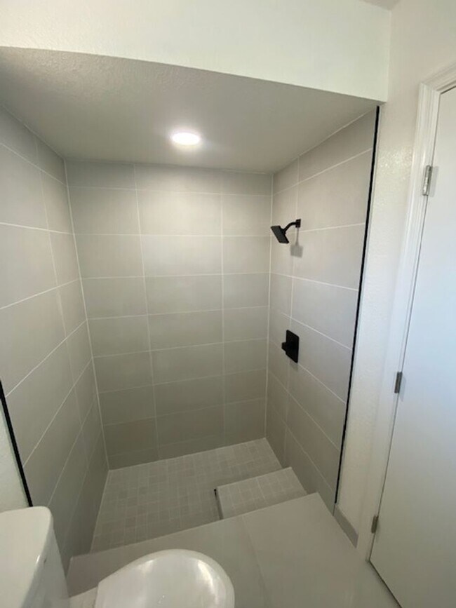 Building Photo - 727 E Vista Del Cerro Dr