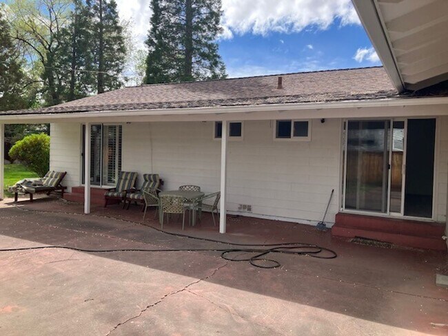 Building Photo - One level home in old Southwest Reno