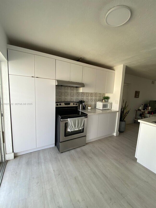 Building Photo - 677 NE 24th St