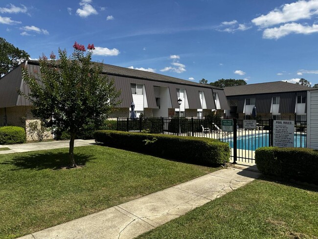 Building Photo - 2010 Emmett Dr