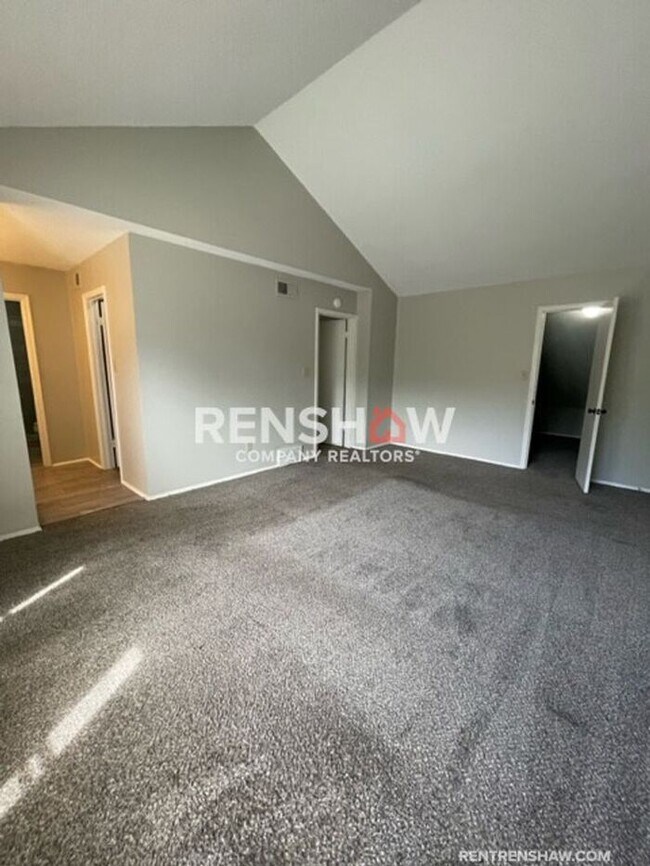 Building Photo - Unique 3 Bed / 2.5 Bath Condo - Move in Re...