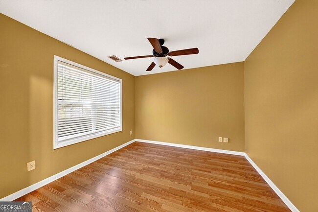 Building Photo - 744 W Vincent Dr