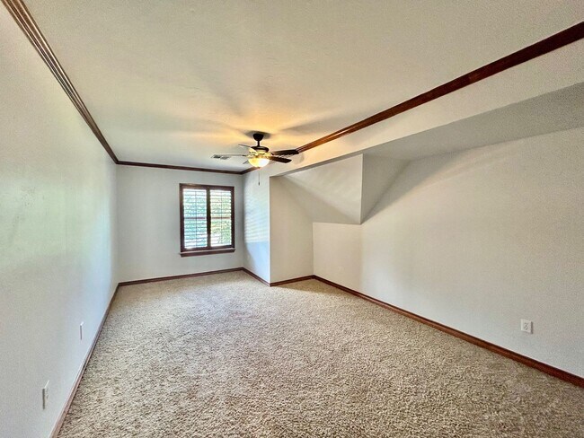 Building Photo - Oak Tree with a pool!!