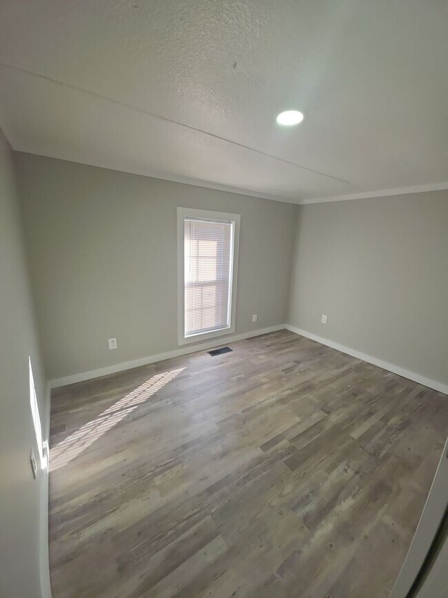 Building Photo - 3-Bedroom Single-Family Home with Hardwood Floors and Carport in Sparta