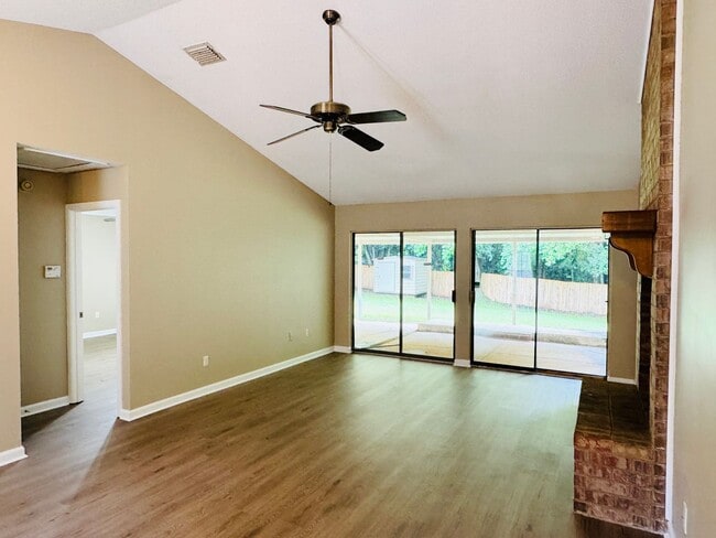 Building Photo - 3- Bedroom Gem !!