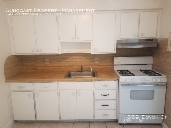 Building Photo - 2 bedroom, 1 Bath Duplex!
