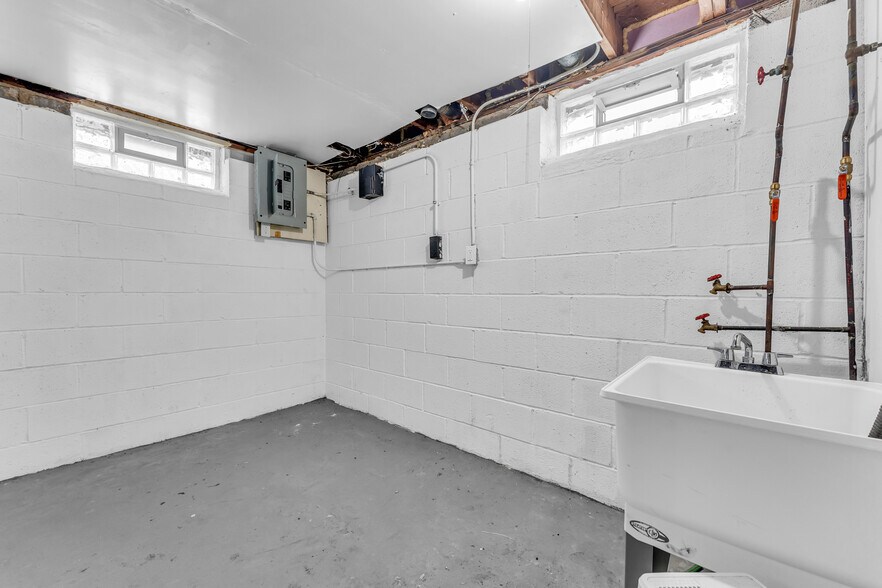 Building Photo - 4176 E 148th St
