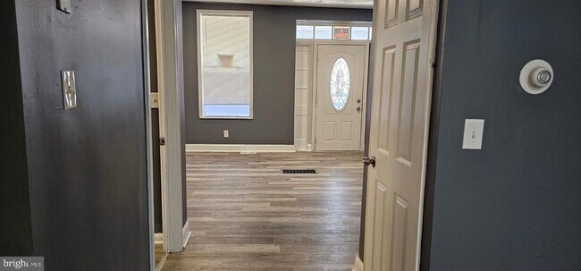 Building Photo - 1221 Poplar Grove St