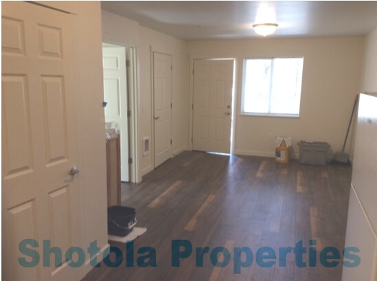 Building Photo - 909 W 4th Ave