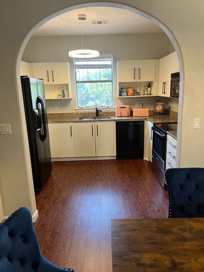 Building Photo - Northwest Townhome