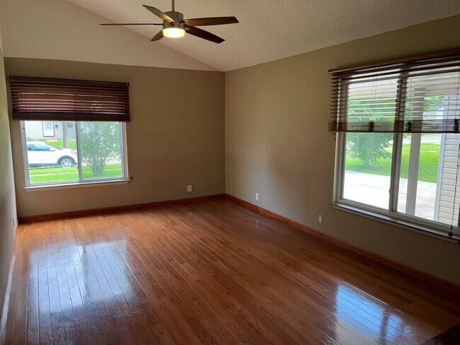 Building Photo - "Spacious 3 Bedroom/2 Bath Home in Florissant!"  Available for Move-In on 8/15/2026