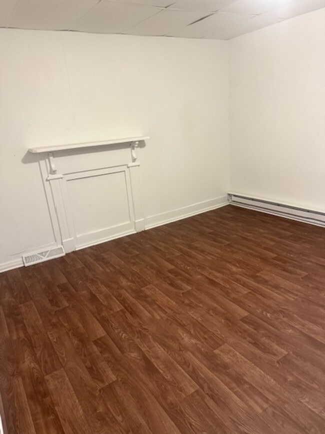Building Photo - 2 Bedroom 1 Bath Available to Rent for $65...