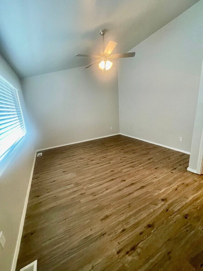 Building Photo - Condo Close to base! 3 bed/2bath/2car garage, Available now!