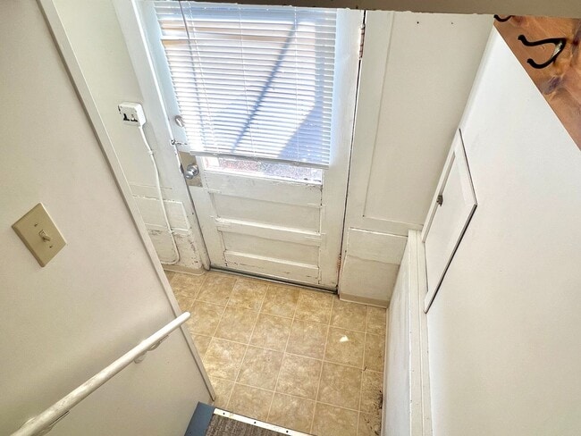 Building Photo - Portsmouth Neighborhood 3 story Home with Laminate H/W Floors, Fenced Backyard