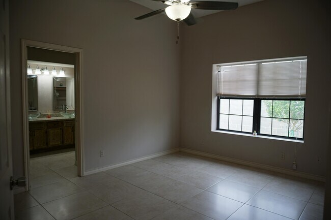 Building Photo - 8810 Crossway Dr