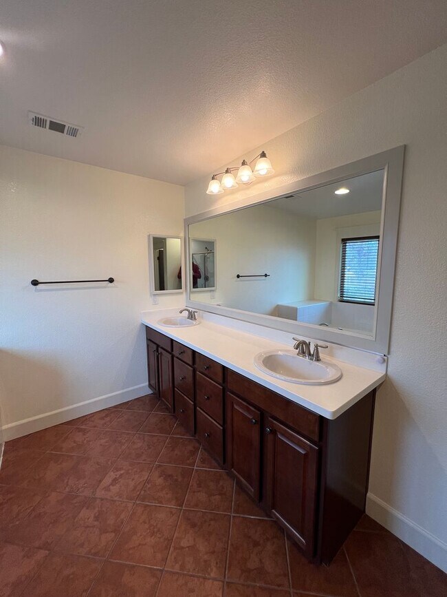 Building Photo - 14816 Huckleberry Dr