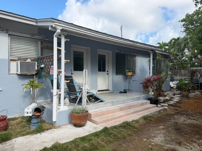 Building Photo - 2627 Staples Ave