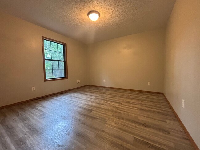 Building Photo - 2 bedroom 1 bathroom 1 car garage