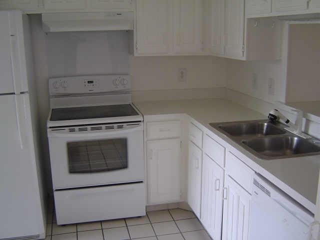 Building Photo - 2610 Lakehill Ln