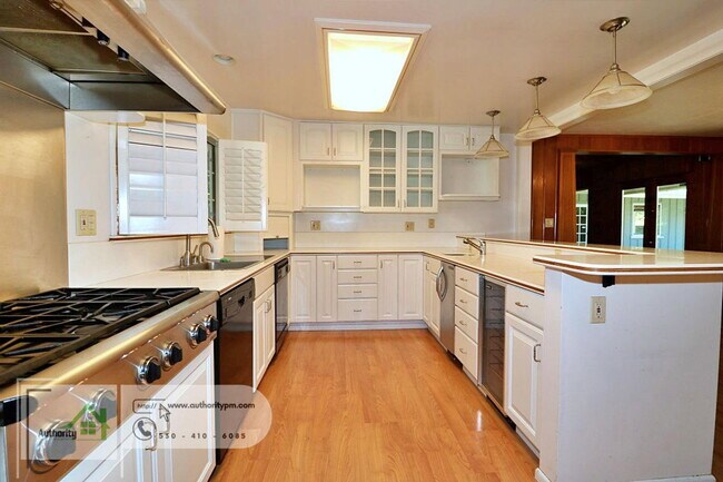 Building Photo - 3180 Wilshire Dr