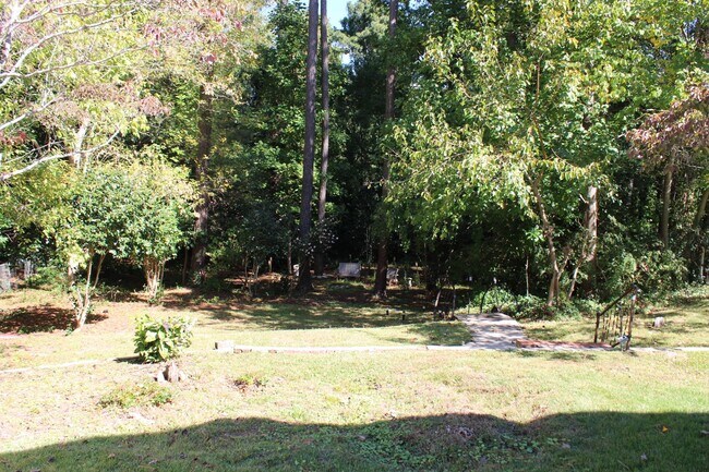Building Photo - 1404 Woodside Dr W