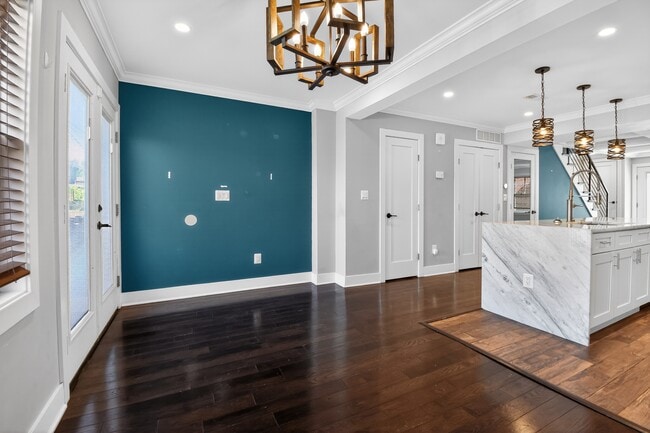 Building Photo - 847 20th St NE